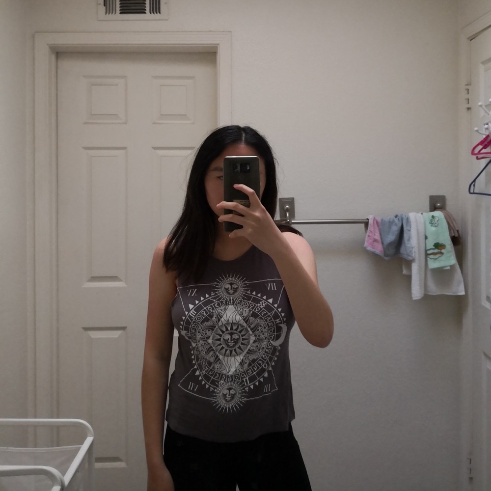grey tank top
